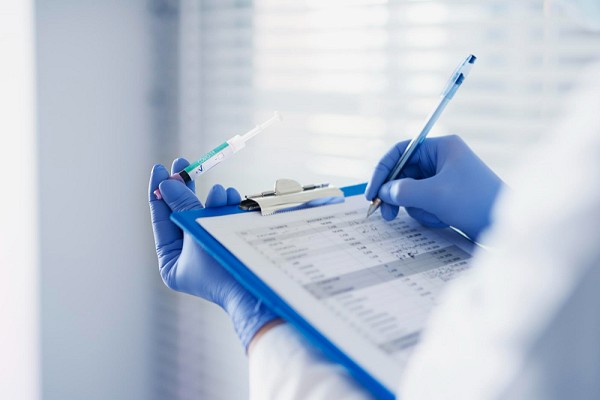 Por que algumas pessoas sentem sintomas mesmo com exames normais?