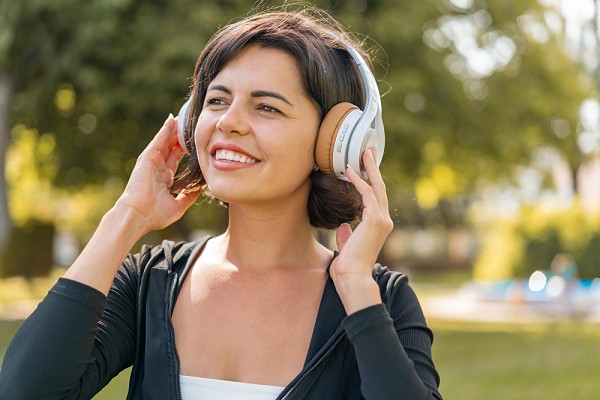 Usar fones de ouvido pode prejudicar a saúde auditiva?